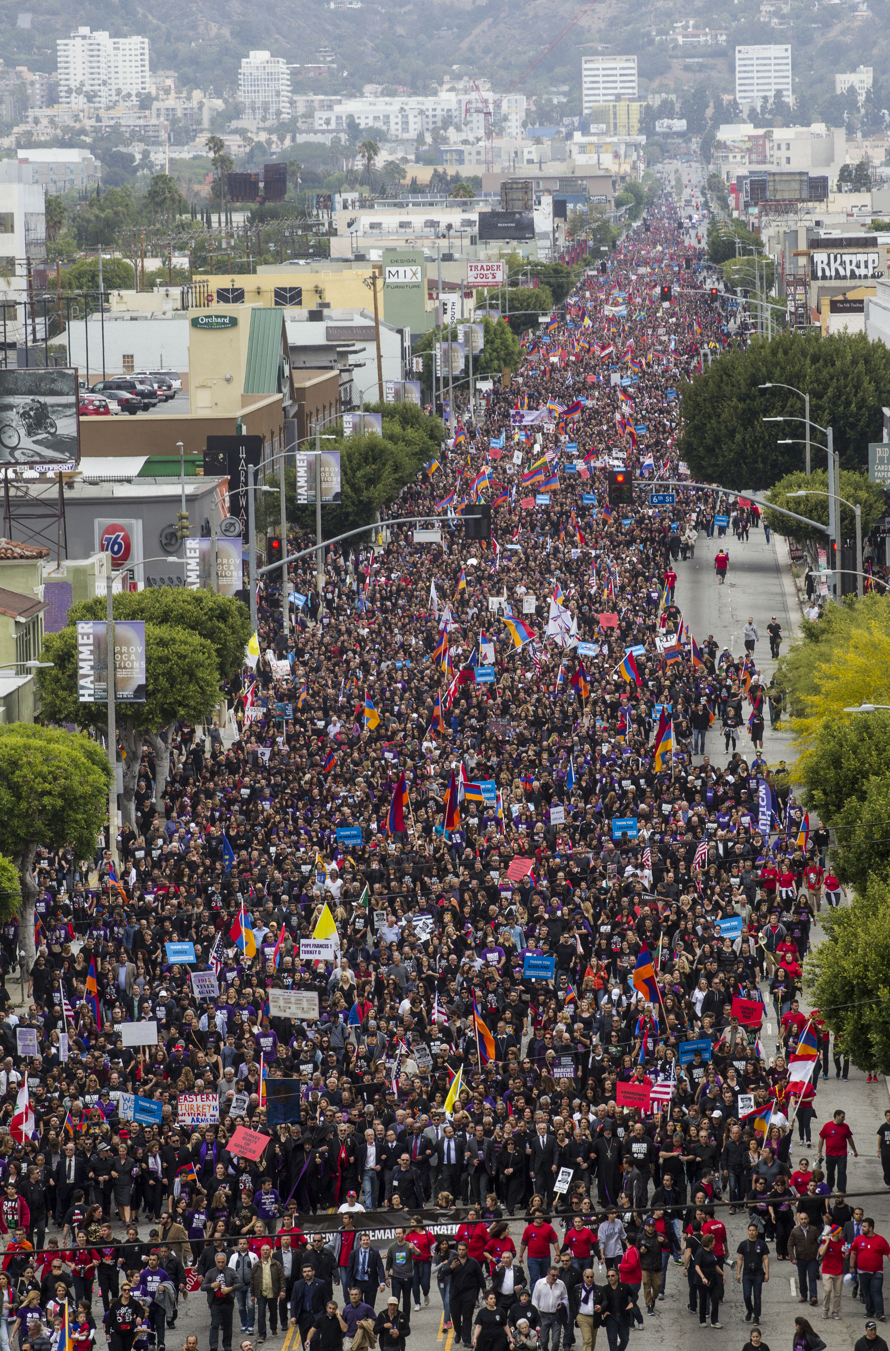 Над 50 хил. души протестираха в Лос Анджелис срещу Обама, премълчал думата „геноцид”