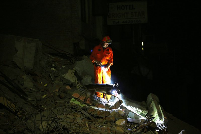 Холандски спасител търси хора под руините в Катманду