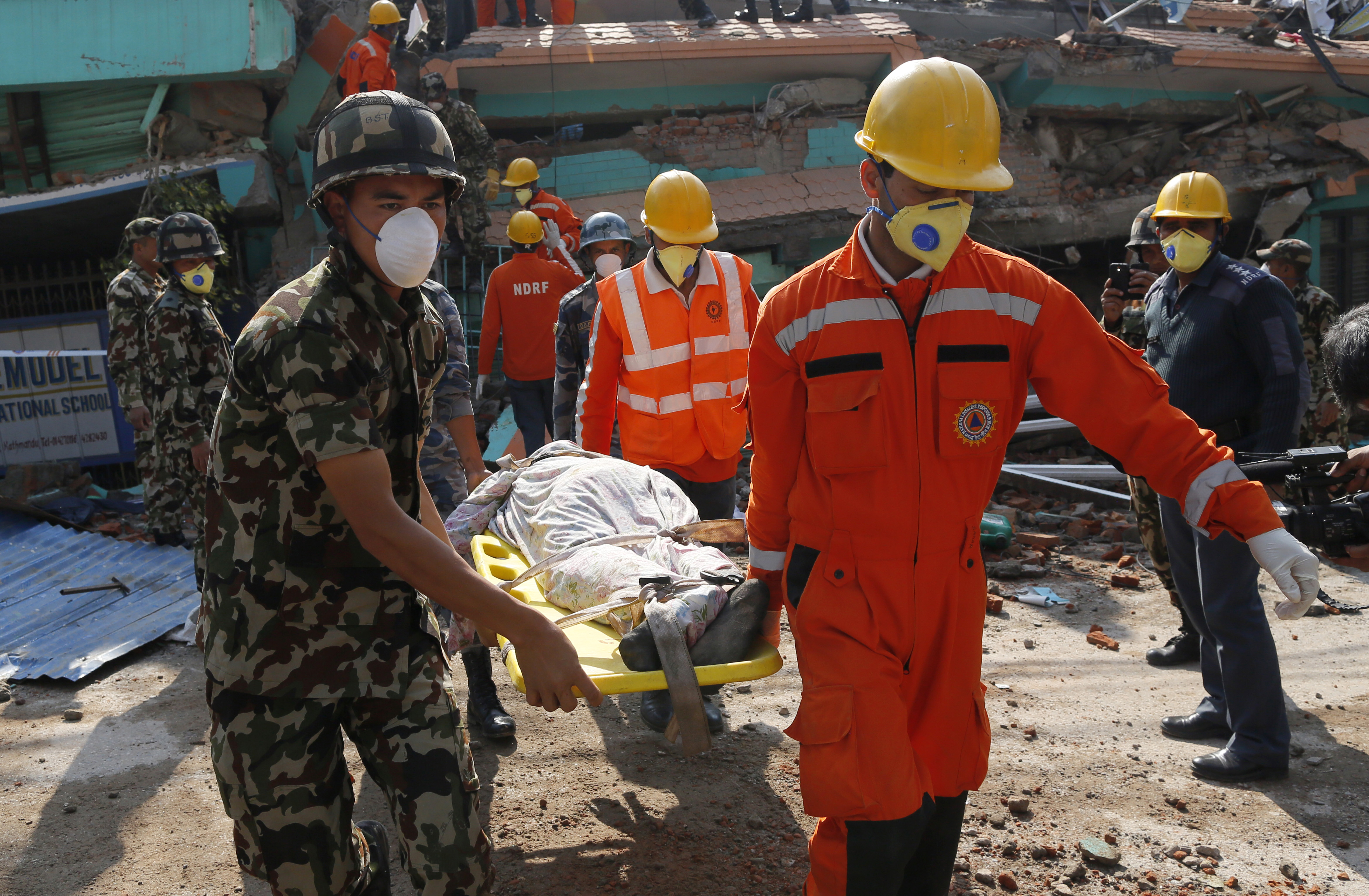 Жертвите на разрушителното земетресение в Непал надхвърлиха 3700 души