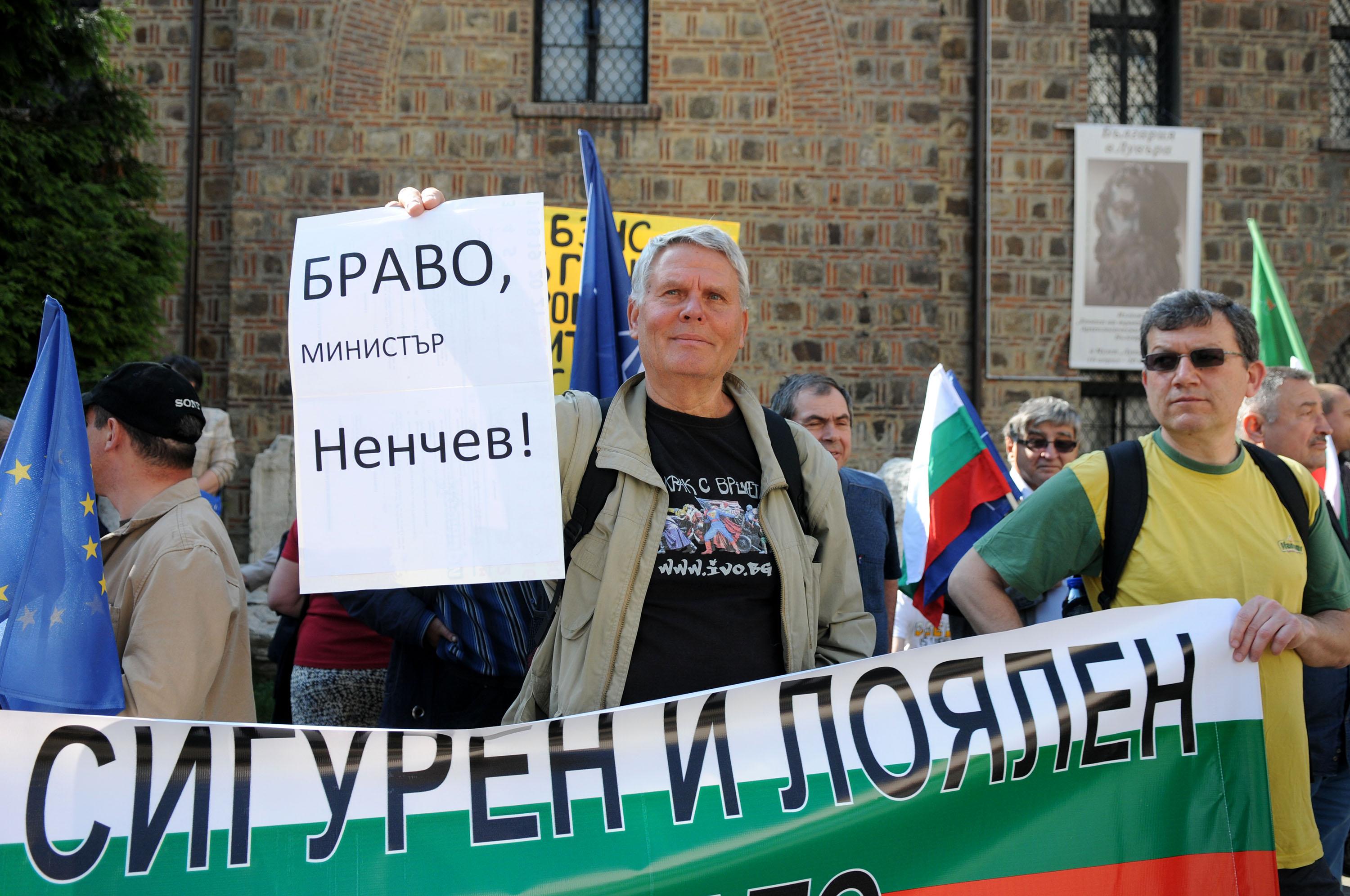 ”Тук не е Москва”, скандираха протестиращите, които подкрепиха военния министър
