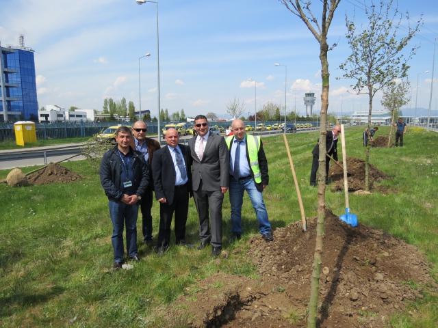 Христо Щерионов и Дженк Йоджал участваха в засаждането на дръвчетата