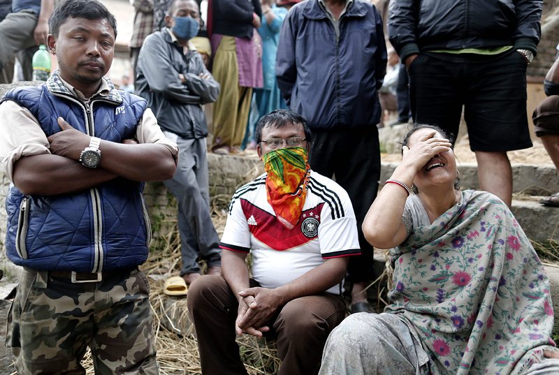 Гневни непалци сами търсят близките си в руините