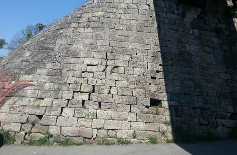 Каменната стена е градена в тридесетте години на миналия век и оттогава не е ремонтирана