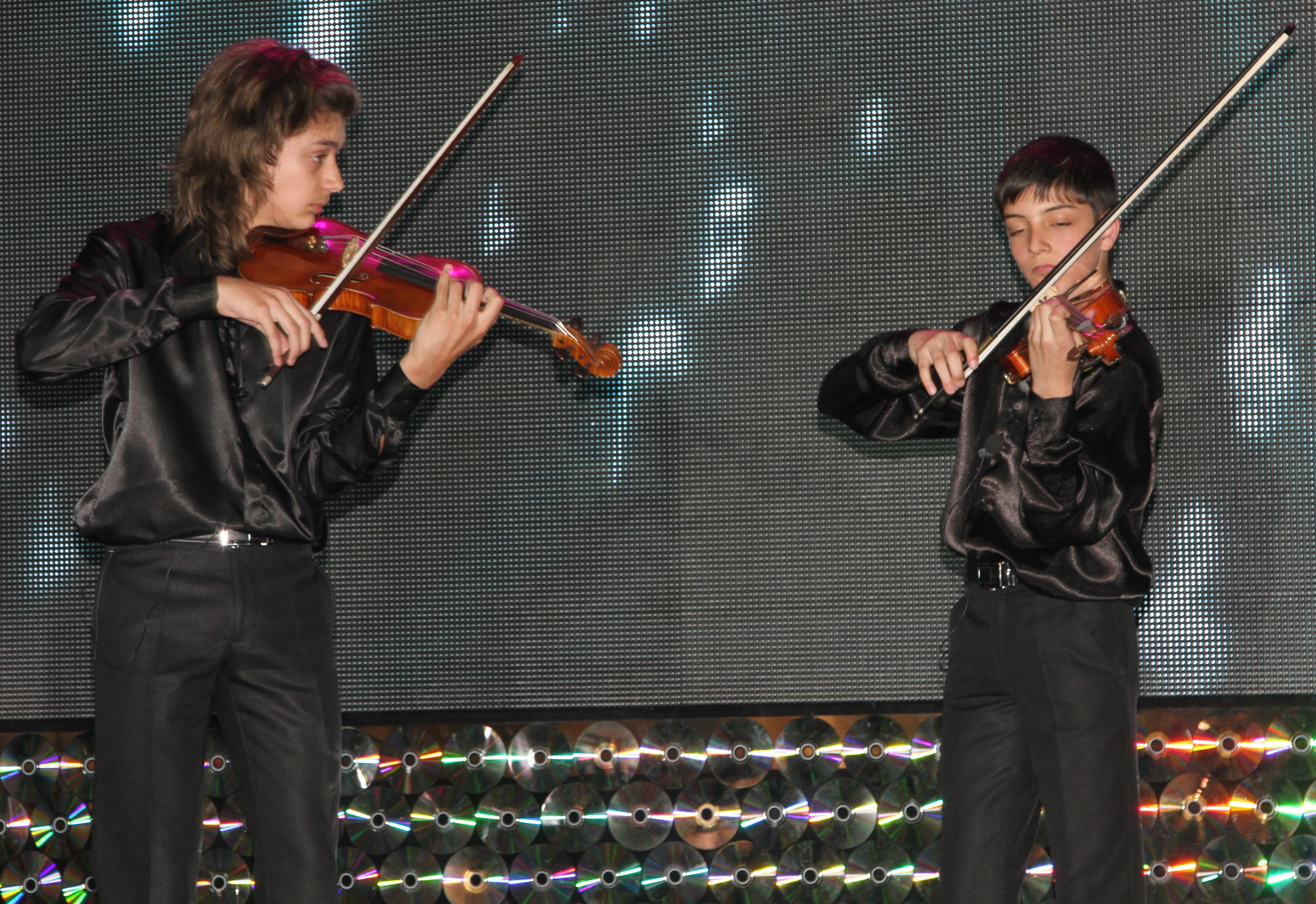 Фондация ”Стоян Камбарев” - братя цигулари Алекс и Мартин Зайранови