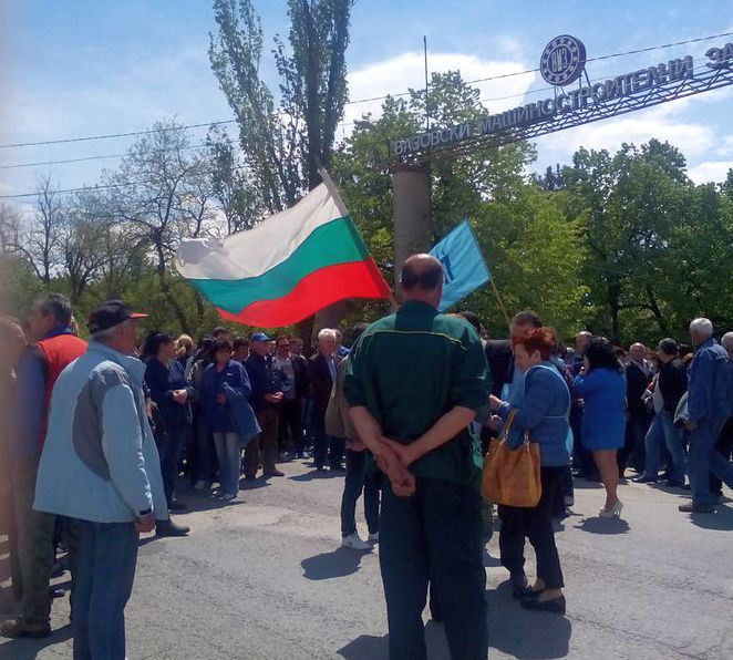 Работници от ВМЗ блокираха Подбалканския път (снимки)