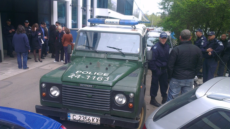 Полицейски джип стои пред сградата на медията