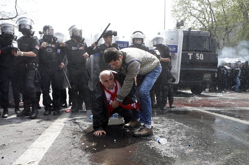 Първомайски сблъсъци и масови арести в Турция и Германия