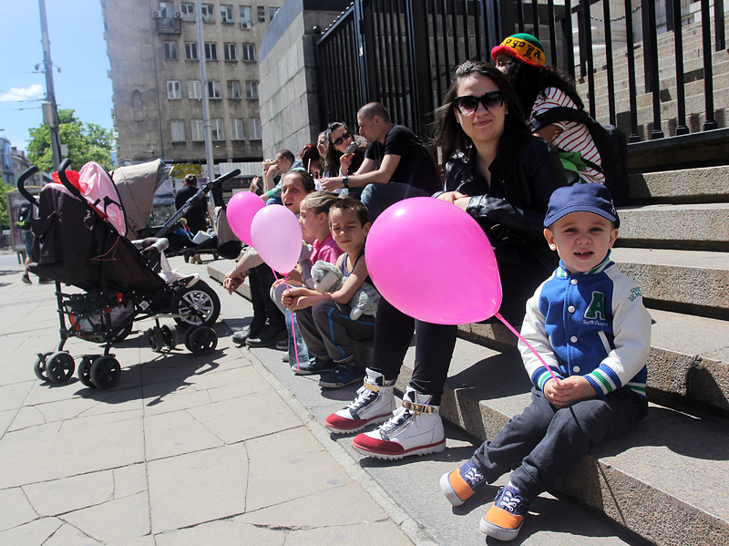 Всички участници в протеста носят розови балони, както и червени и розови пандалки