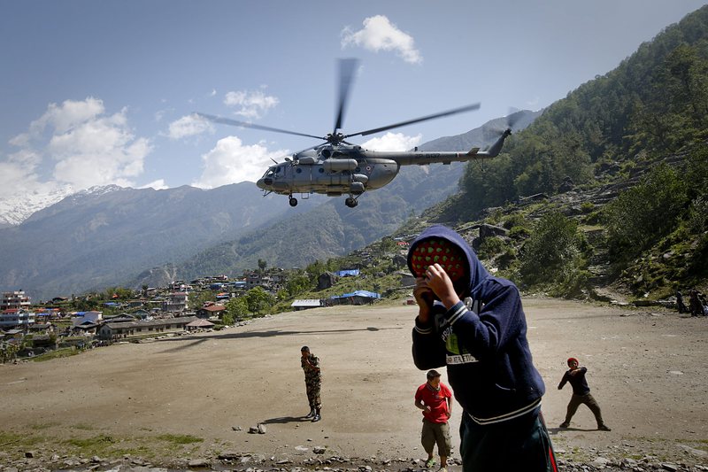US военни самолети и морски пехотинци на помощ в Непал