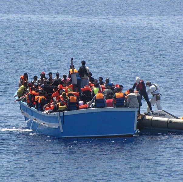 Италианските гранични патрули са спасили в Средиземно море хиляди мигранти