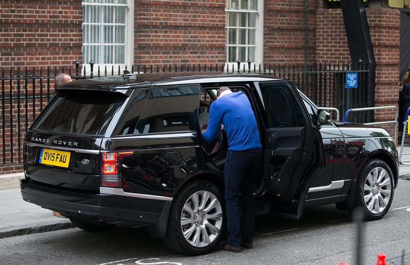 Принц Уилям прибира новородената си дъщеря в колата