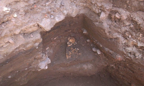 Откриха средновековен детски гроб на Главната