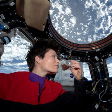 Саманта Кристофорети пие кафе на борда на МКС