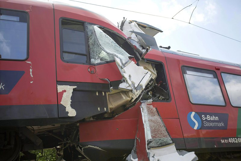 Загинал и ранени при челен удар на влакове в Австрия