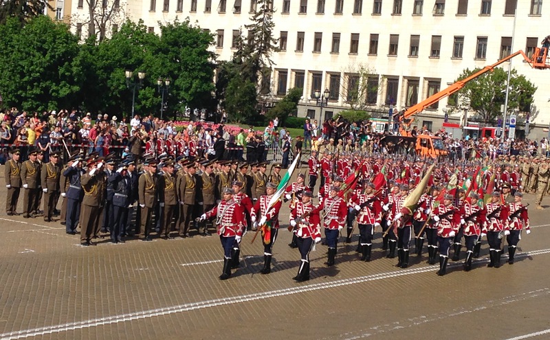 Близо 1000 военнослужещи участваха в празничния парад