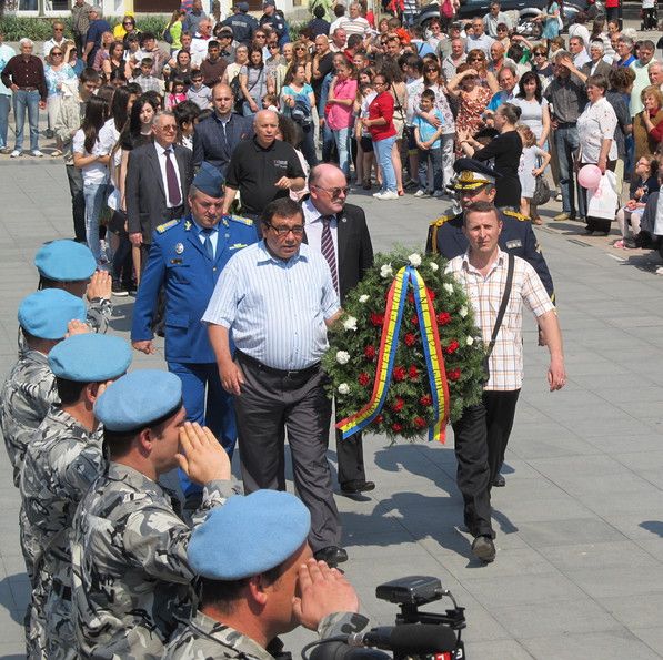 Гражданите и гостите на Русе поднесоха цветя пред Паметника на свободата