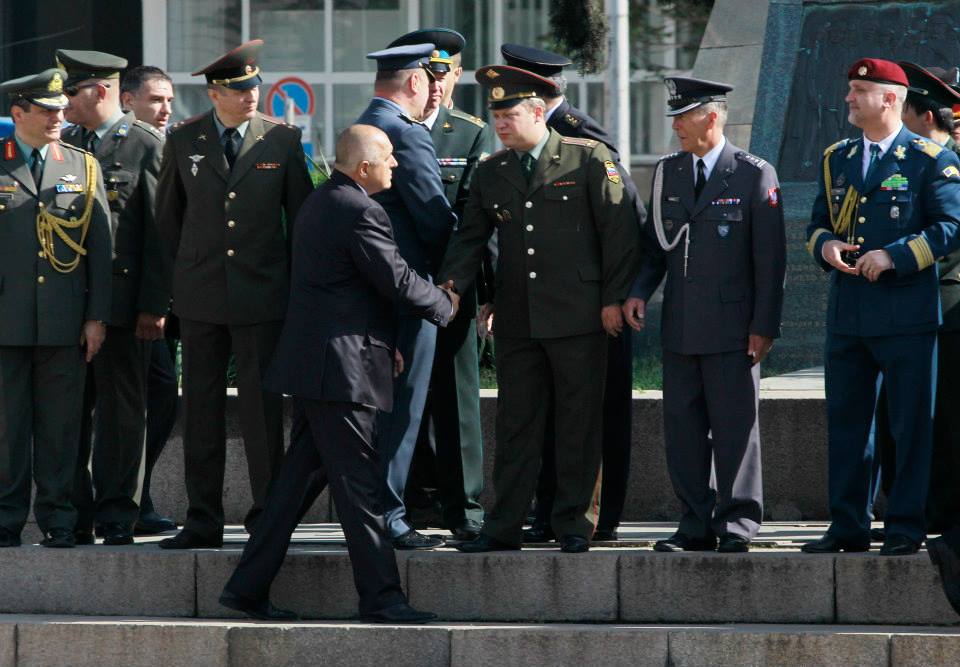 Премиерът поздравява военни на парада за за Гергьовден