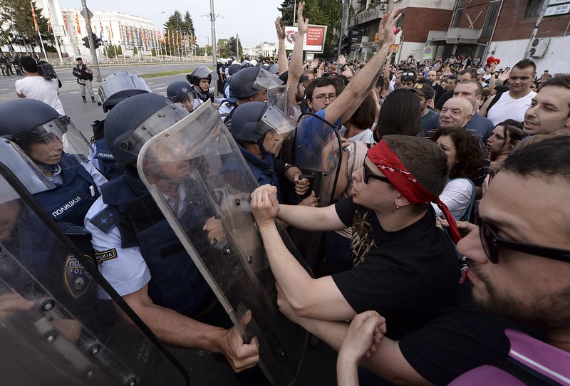 Сблъсъци между протестиращи и полицията в Скопие