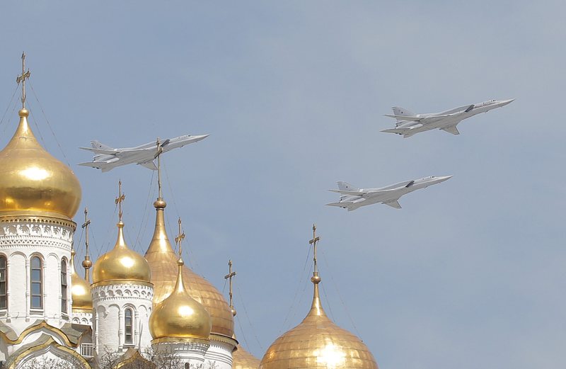 Стратегически бомбардировачи Ту-22 прелитат над Кремъл