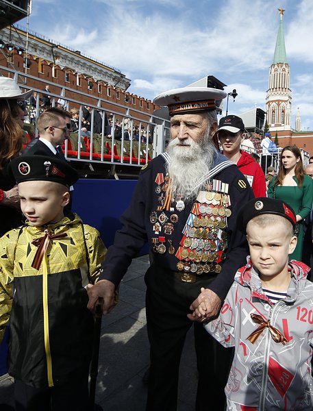 Парад с фотографиями ветеранов