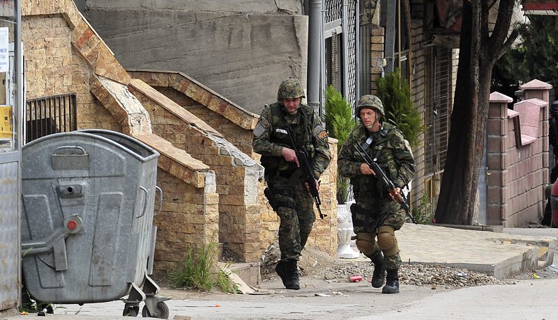В Куманово престрелката между полицията и терористичната група продължава