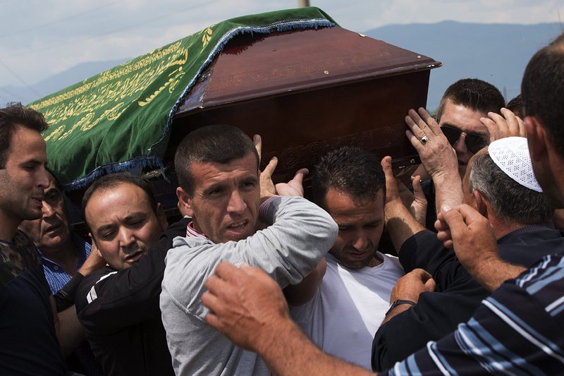 Етнически албанци погребват убит полицай