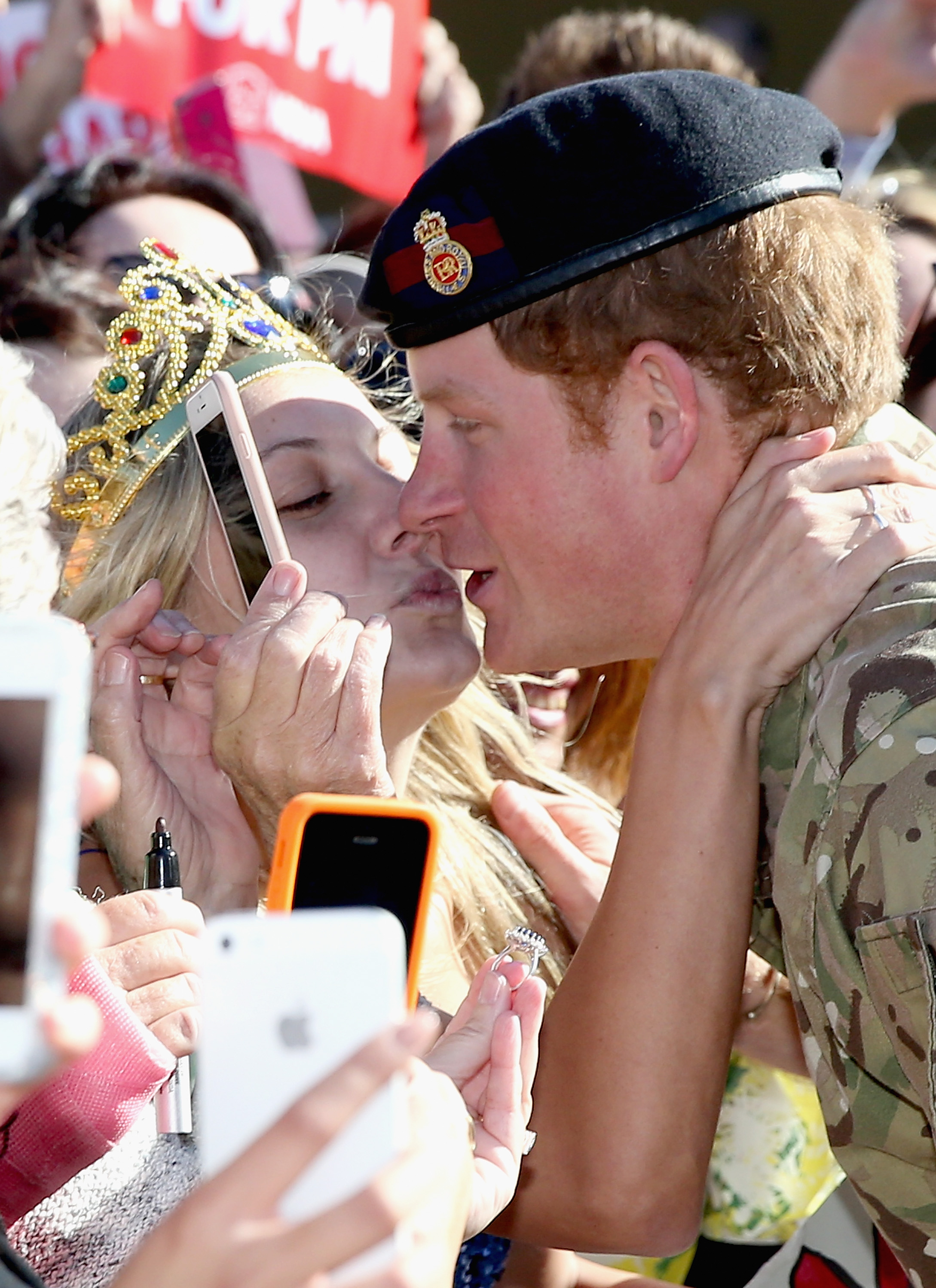 Момиче целува принц Хари при посещението му в Австралия през месец май 2015 г.