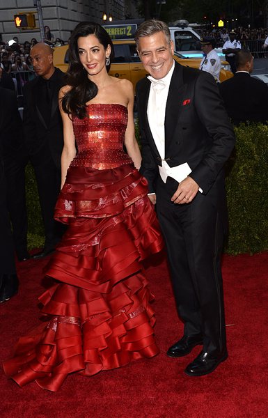 Клуни поощрява страстта на жена си към модата