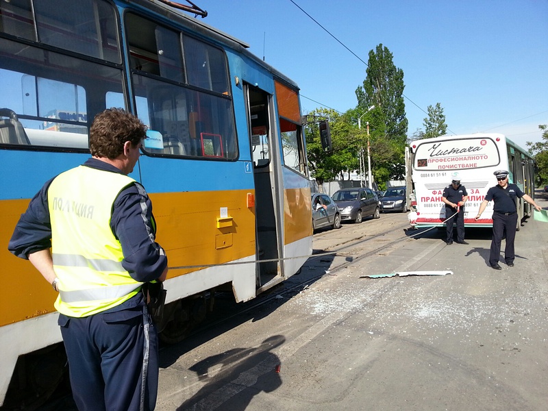 5-ма пострадали при удар на трамвай и автобус