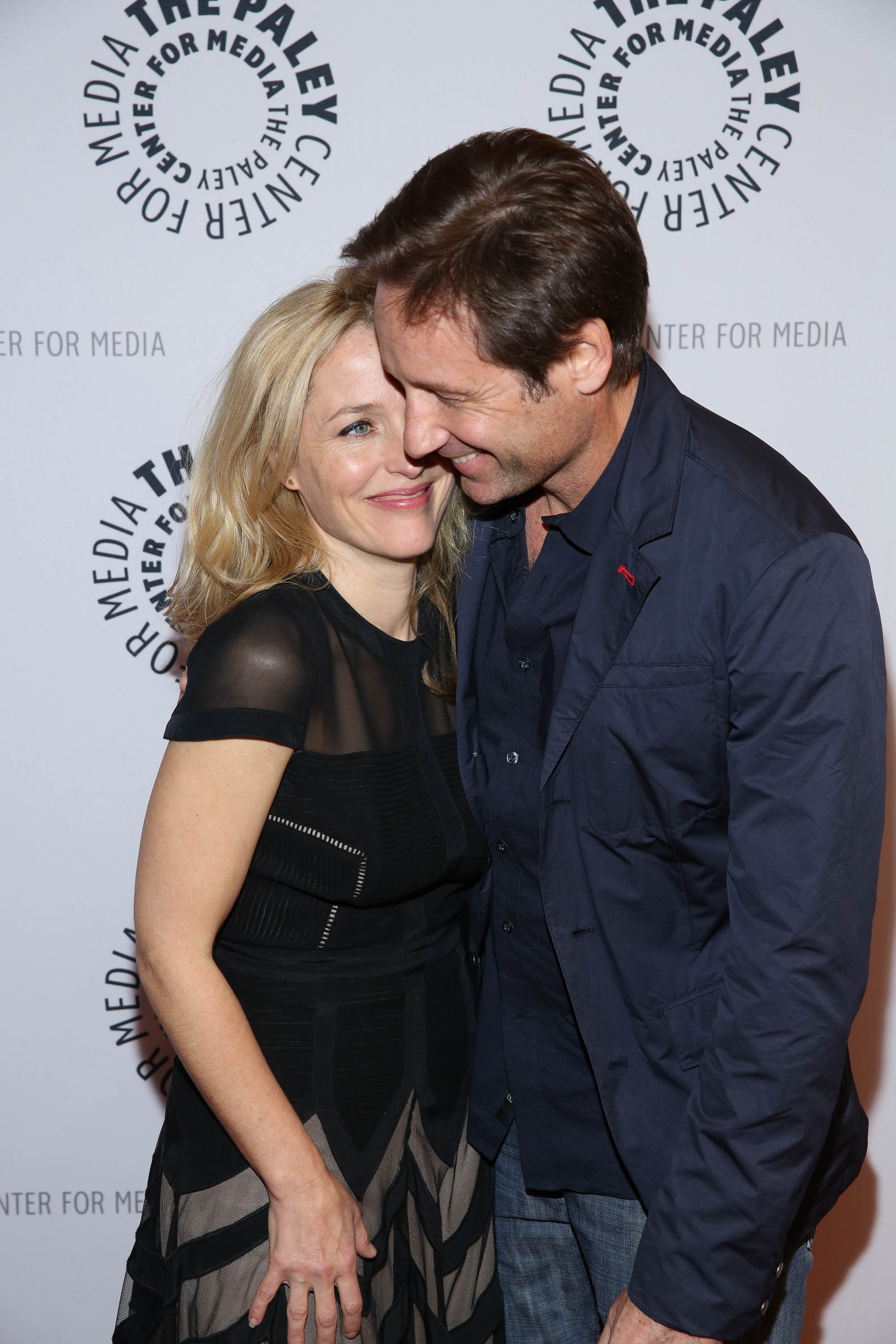 Дэвид духовны и джиллиан. Gillian Anderson and David Duchovny. Джиллиан Андерсон и Дэвид Духовны. Джилиан андерсоневид Духовны. Девил духовный и джилиа Андерсен.