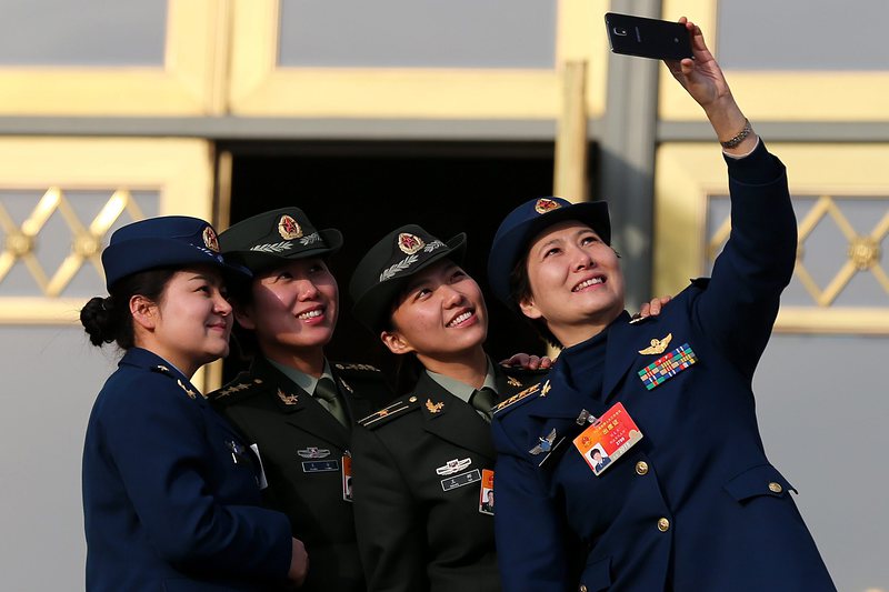 Китай забрани „умните“ часовници за армията си