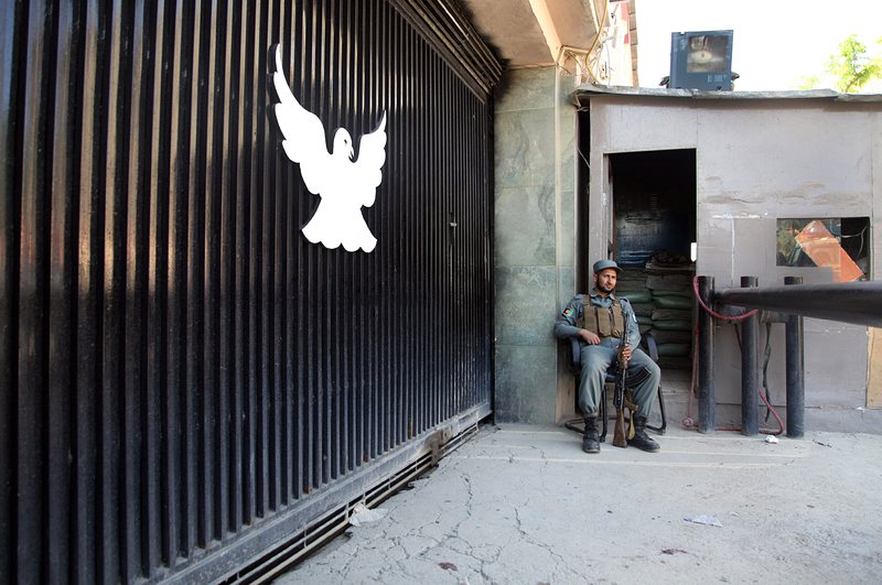 Полицай пред входа на атакувания от талибани хотел ”Парк Палас” в Кабул