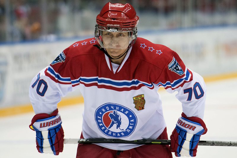 Путин празнува рожден ден с хокеен сблъсък