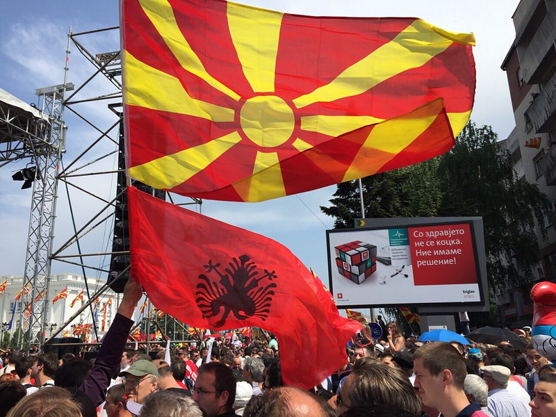 Протестиращите развяват македонското знаме