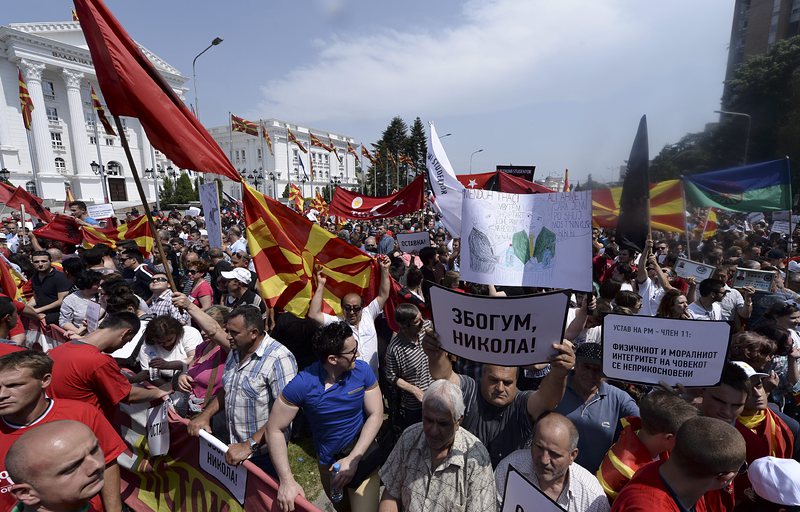 Тълпи се стичат на централния булевард пред правителството