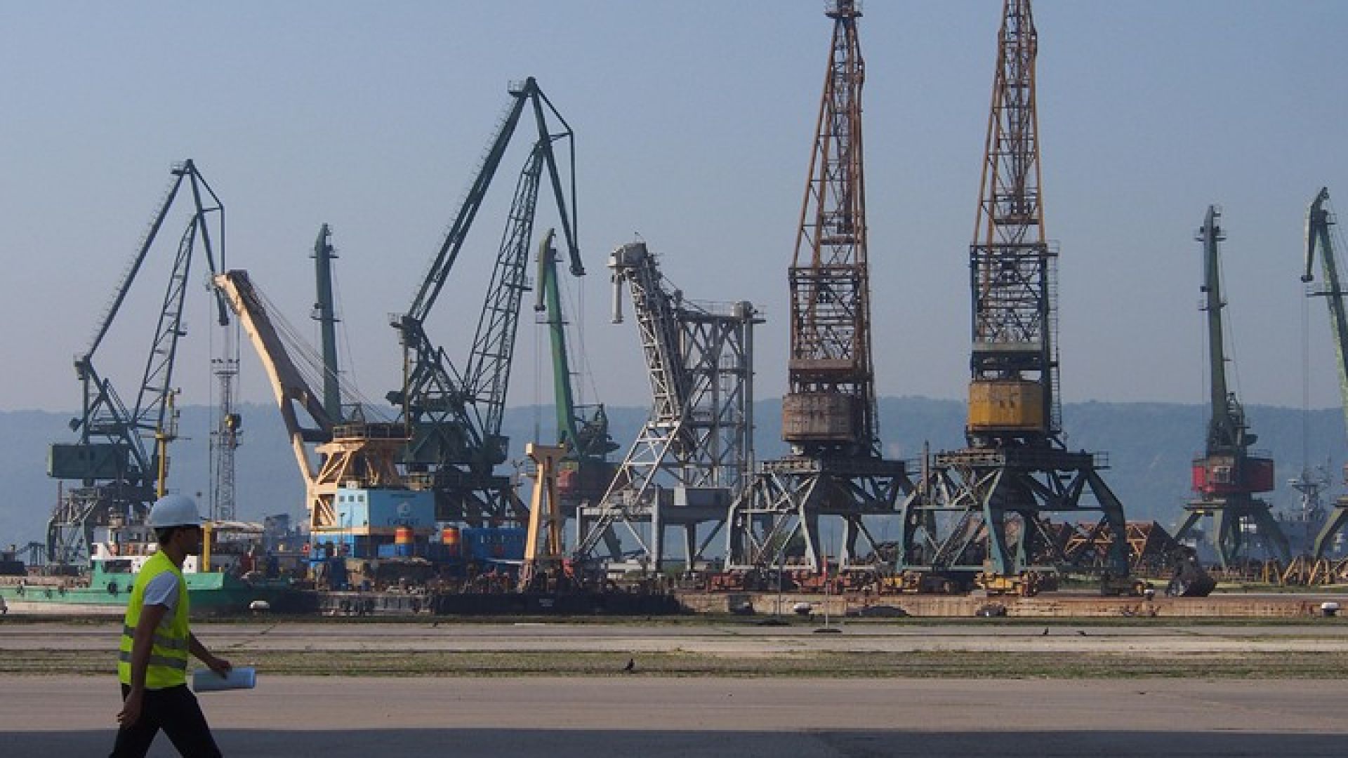 Моряк е загинал, а друг е ранен при ремонт на кораб във Варна