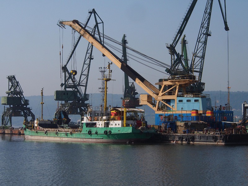 Близо 2,5 т прекурсор хванаха на пристанище Варна