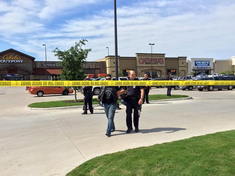 9 убити при престрелка между рокерски банди в Тексас