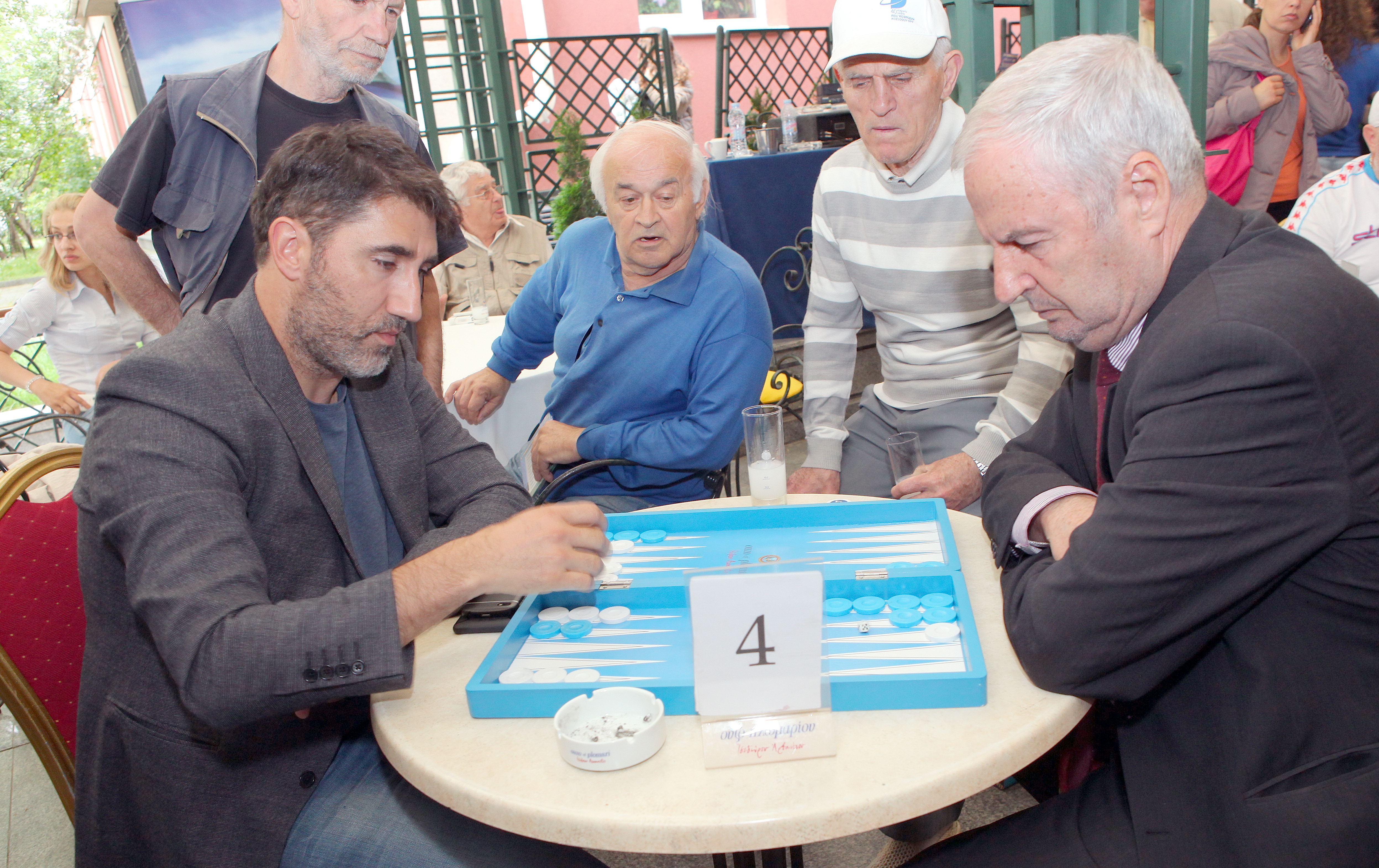 Башар Рахал и Димитър Якимов в съсредоточена игра на табла