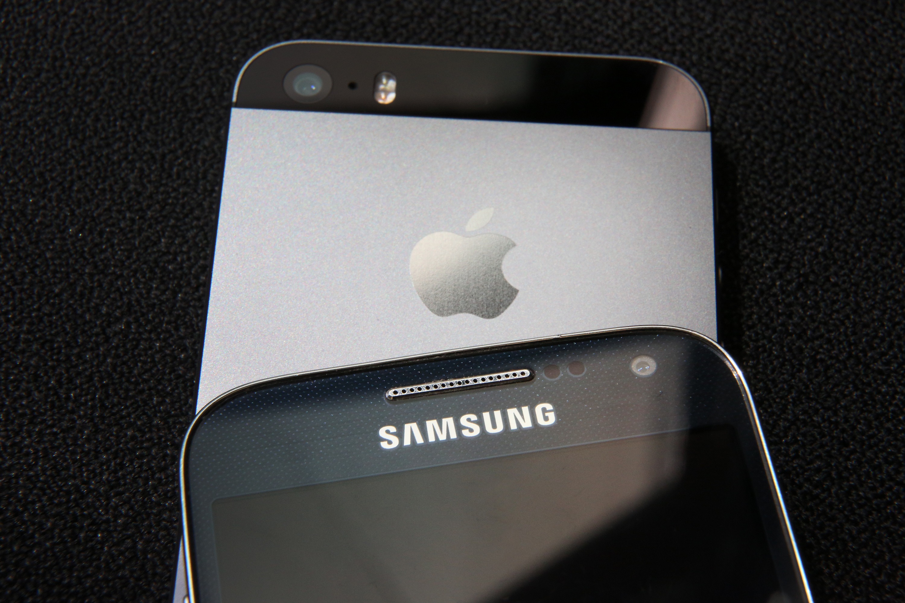 Apple и Samsung искат вградени SIM карти