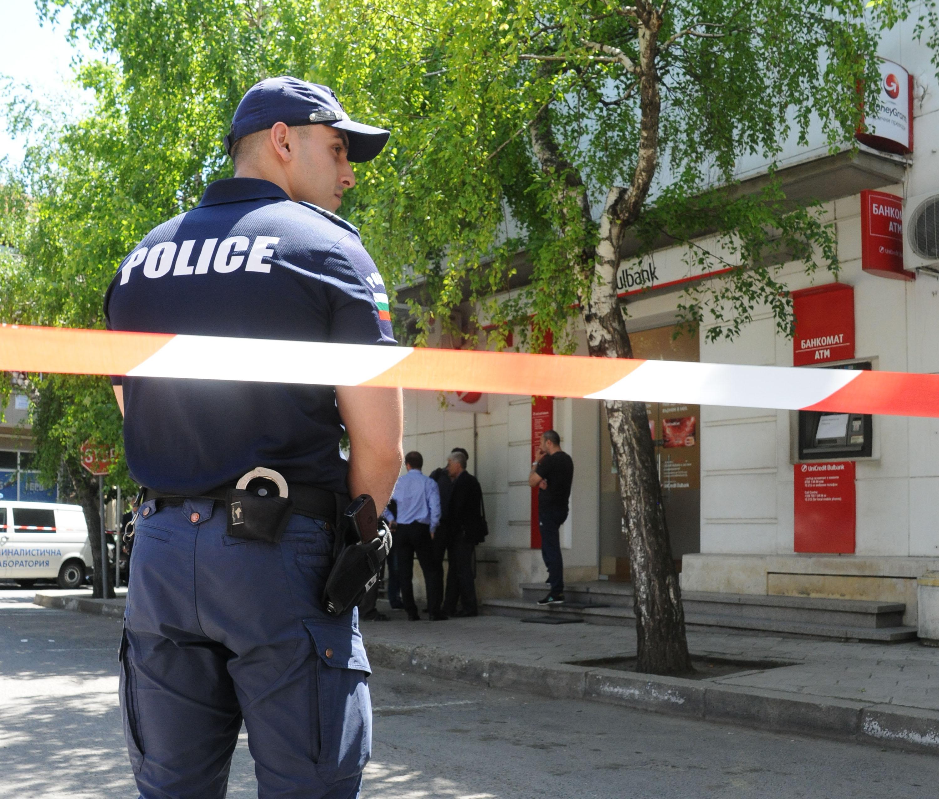 Въоръжени обраха банка в Айтос пред клиенти