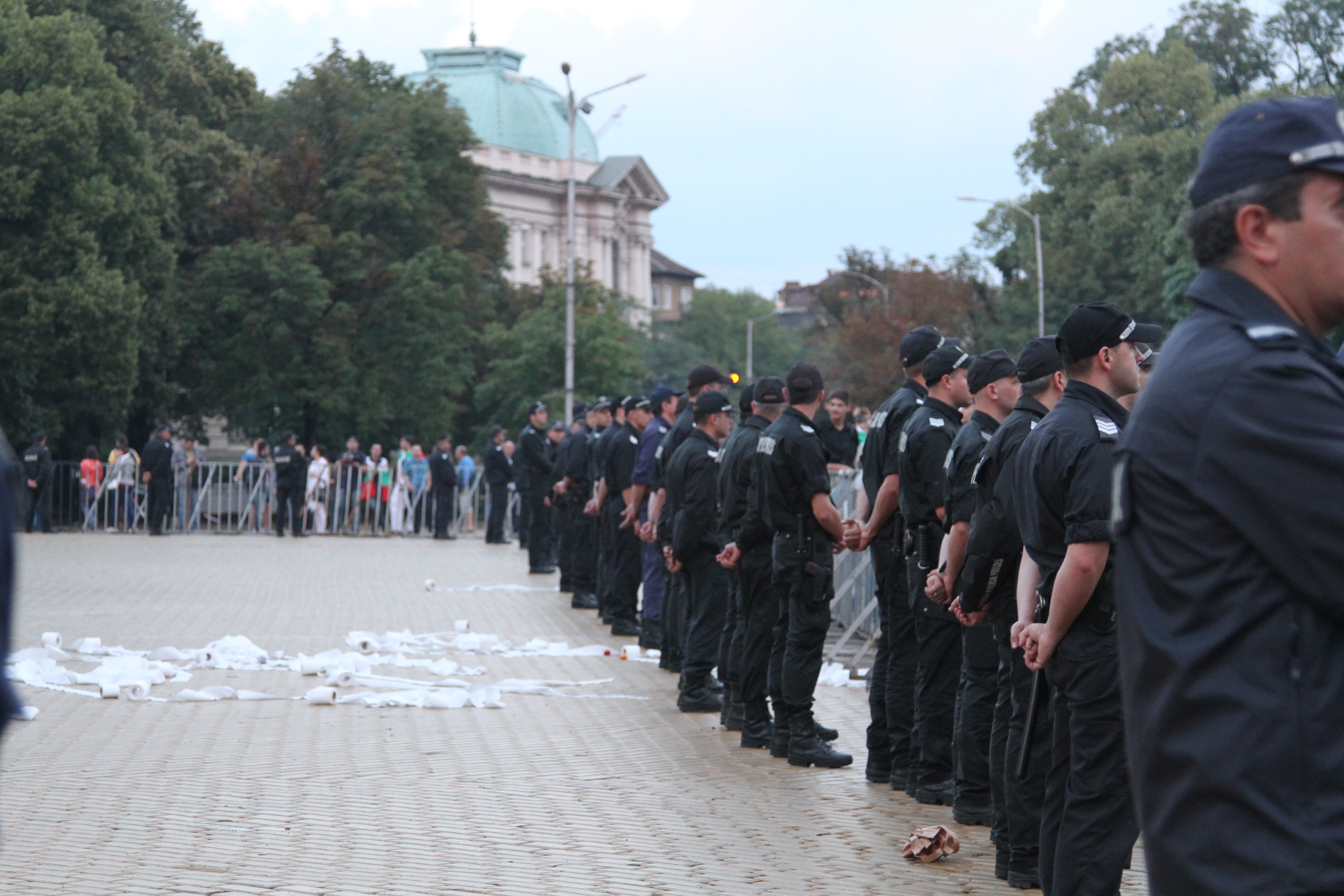 Полицаи и надзиратели опъват палатки пред парламента