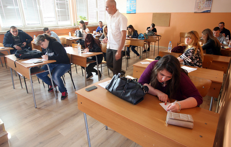 Ученици от 12 клас на матура по български език