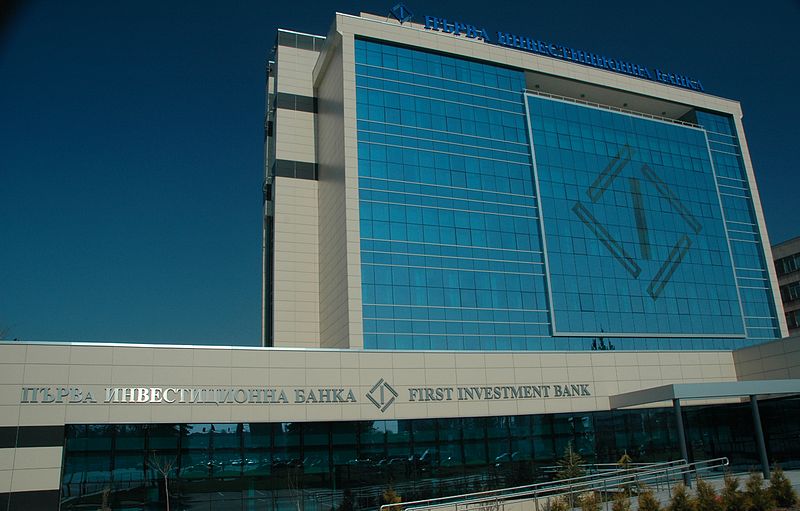 Fitch понижи с три степени рейтинга на Първа инвестиционна банка