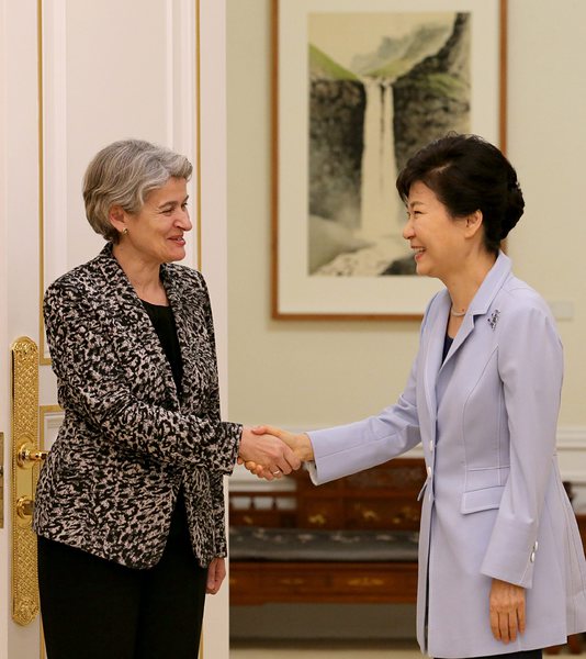 Ирина Бокова с корейския президент Пак Кън Хе