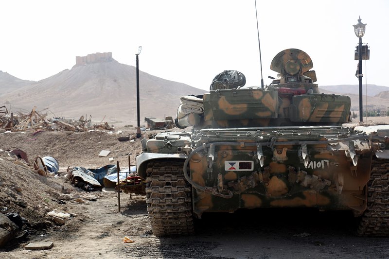 Танк на сирийската армия готов за стрелба срещу позициите на джихадистите от ”Ислямска държава”, нахлули в Палмира