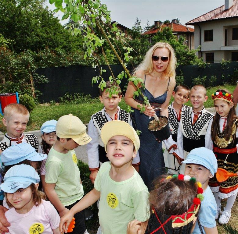 Дечица и звезди засадиха цветна градина в София