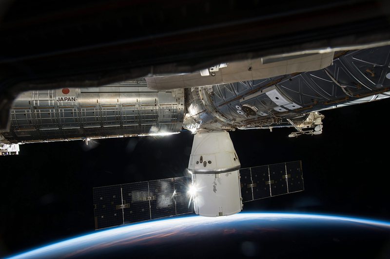 ”Дракон” достави на МКС на 17 април два тона провизии и научни материали