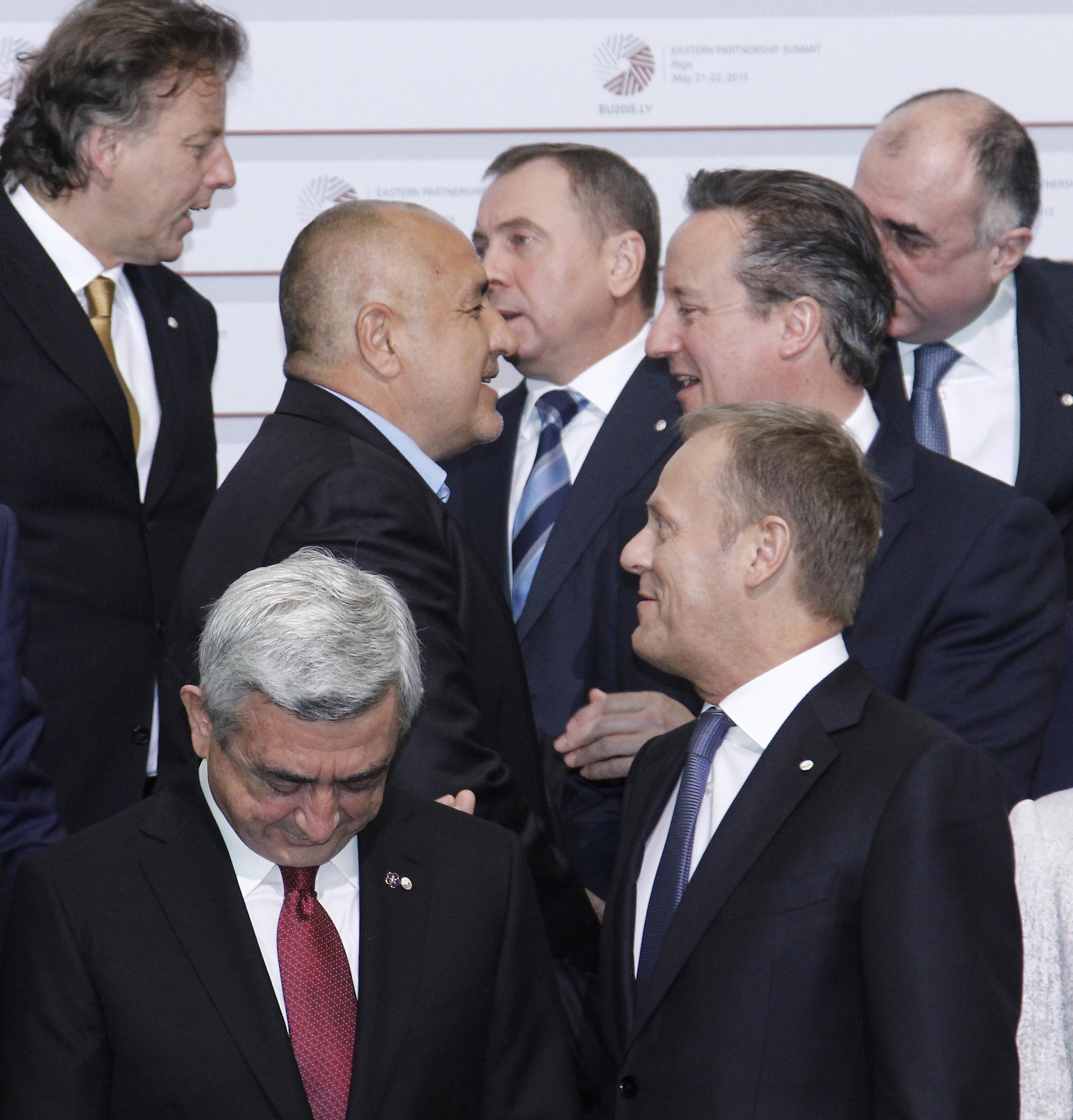 Бойко Борисов преди да се прегърне с Дейвид Камерън. Пред тях са президентът на Армения Саркис Саркисян и Доналд Туск
