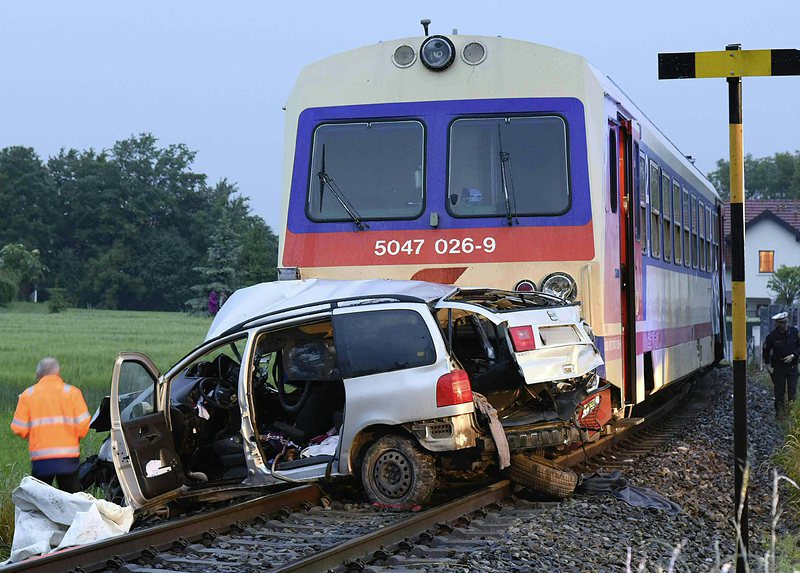 Влак се вряза в автомобил в Австрия, пет души са загинали